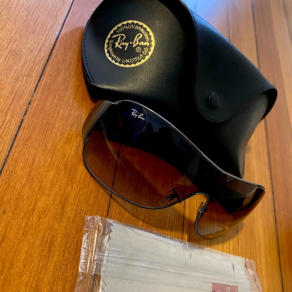 Like new Ray-Ban sunglasses